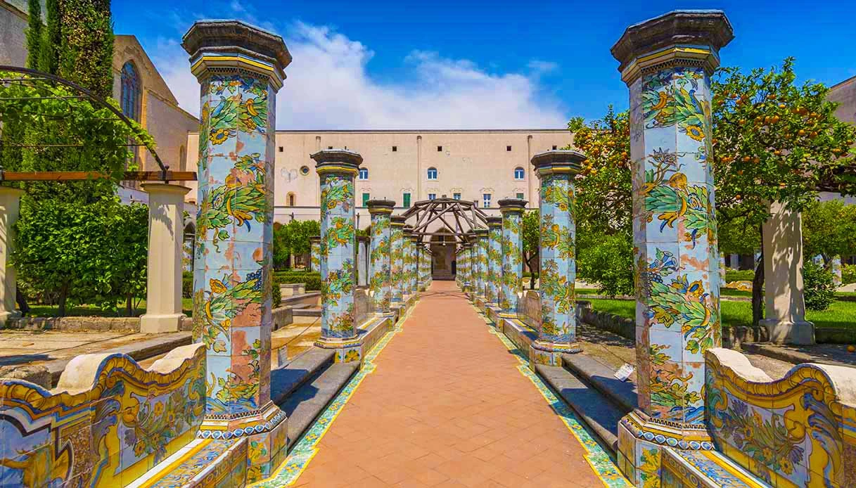Chiostro maiolicato di Santa Chiara