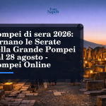 Turisti visitano gli scavi archeologici durante Pompei di sera 2026 al tramonto